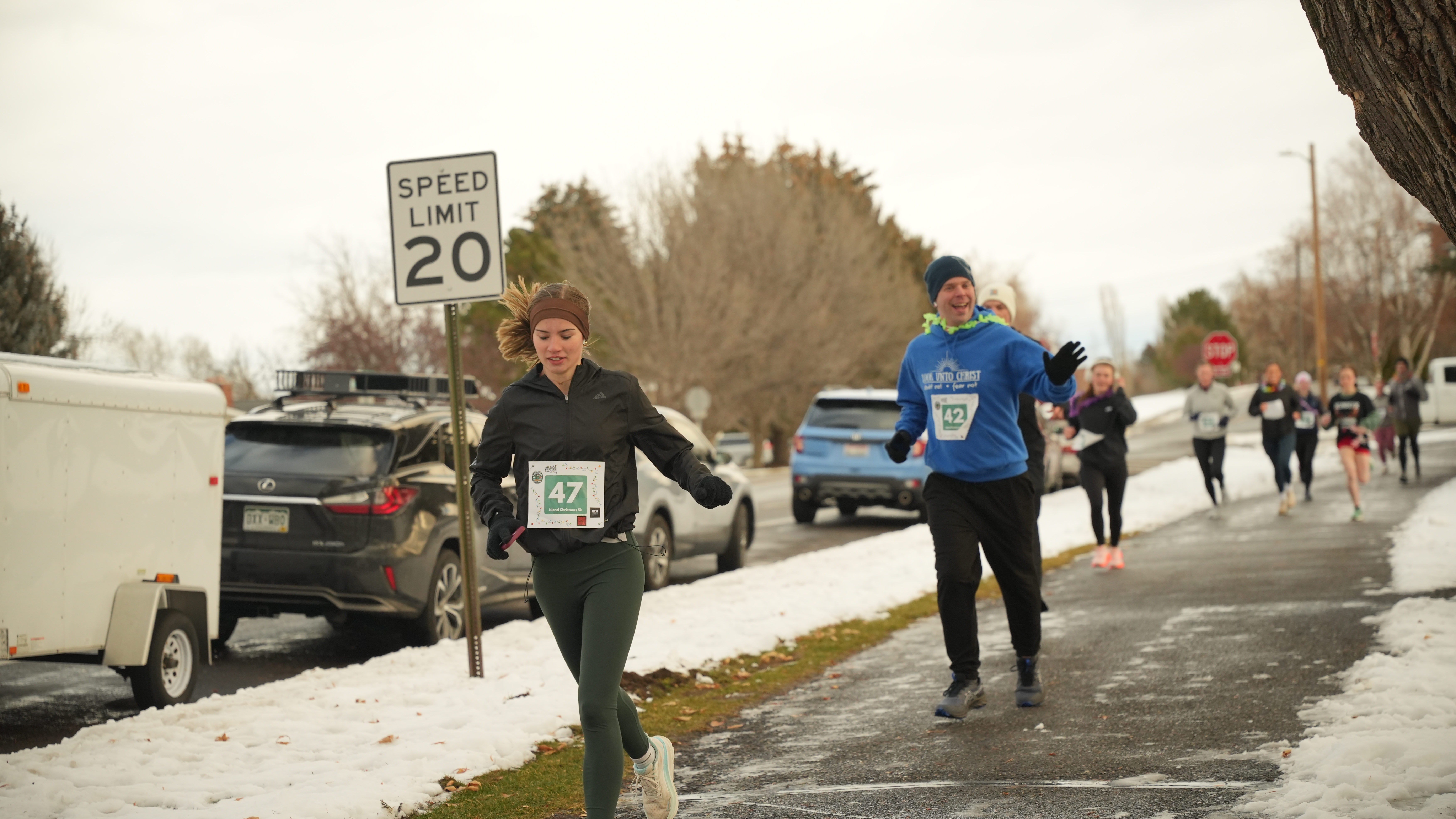 people running in a group